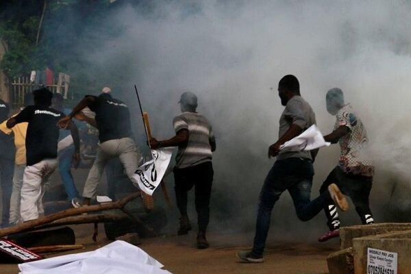 شلیک گاز اشک آور به معترضین در تظاهرات ضددولتی در نیجریه