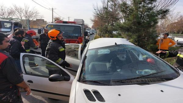 نجات راننده محبوس از خودروی حادثه دیده در اصفهان