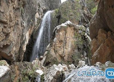آبشار تنگسا یکی از جاذبه های طبیعی استان فارس است